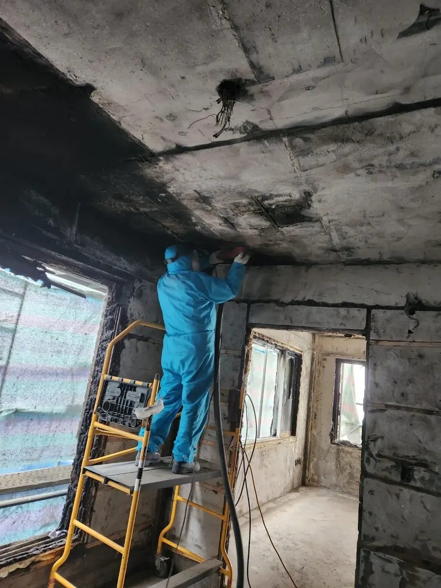세대 현관과 계단실 경계 부위 세정 작업 준비 모습